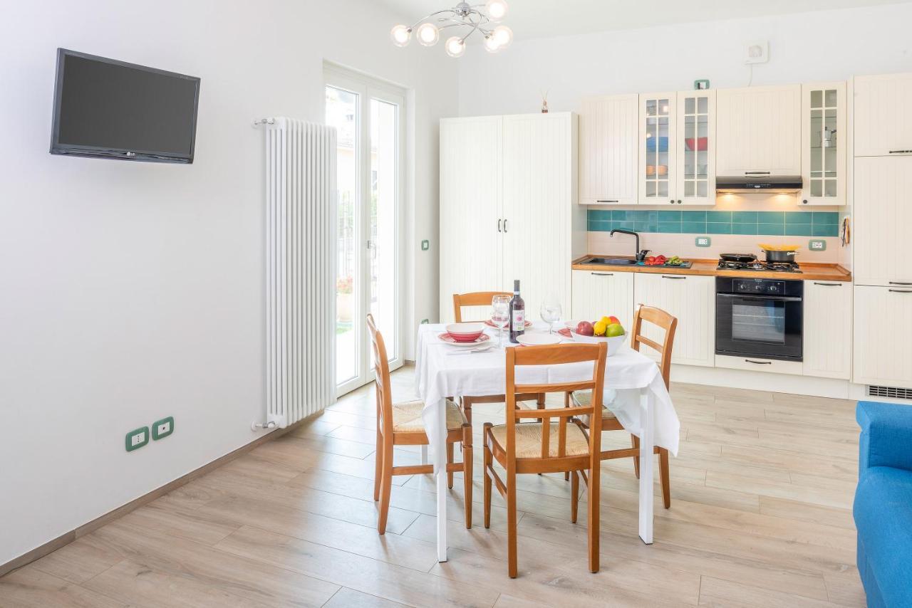Villa Rosetta & Romeo Family Apartment Костермано Екстер'єр фото